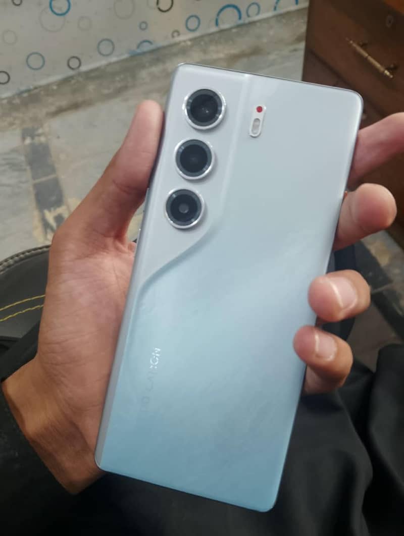 Tecno CAMON 40 Pro 0