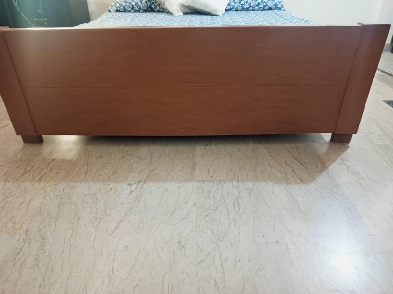 Queen bed only 1