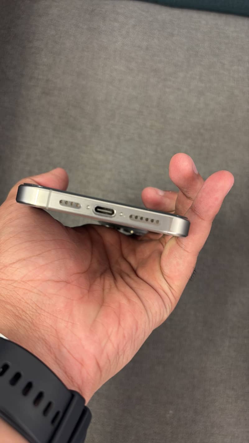 iPhone 15 Pro Max 4