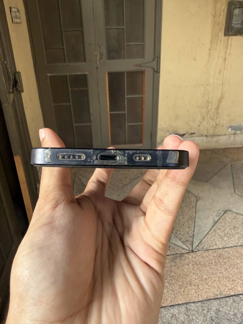 Apple iPhone 12 4
