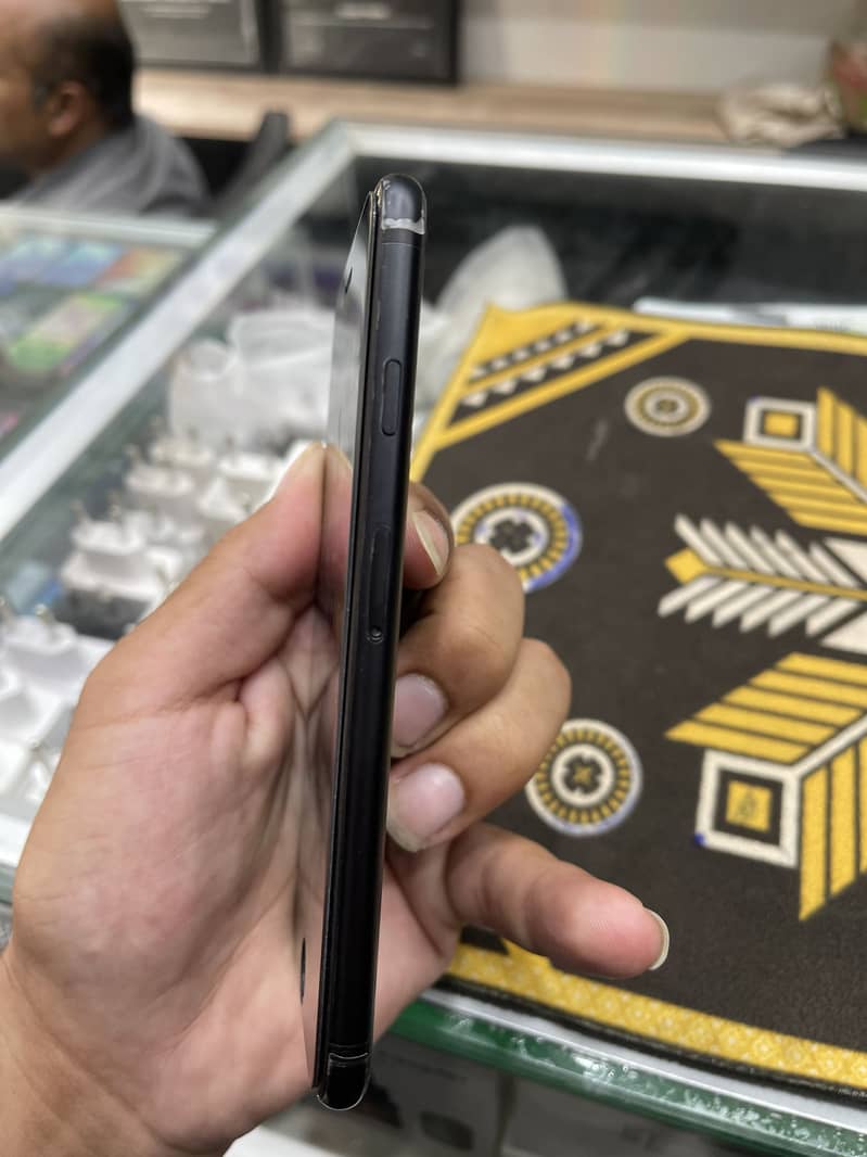 Apple iPhone SE 2nd generation 1