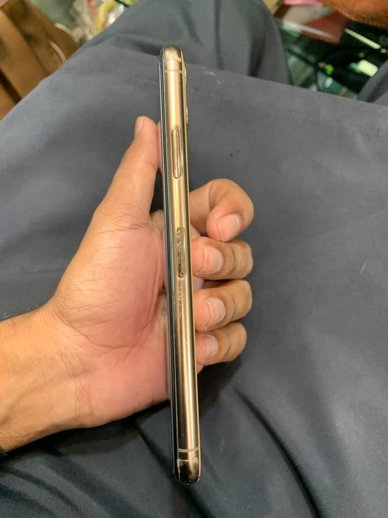 Apple iPhone 11 Pro Max 2