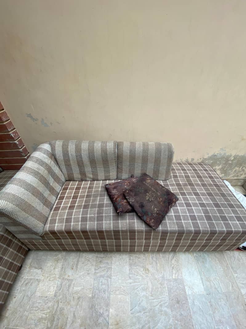 L shape sofa mint condition 0