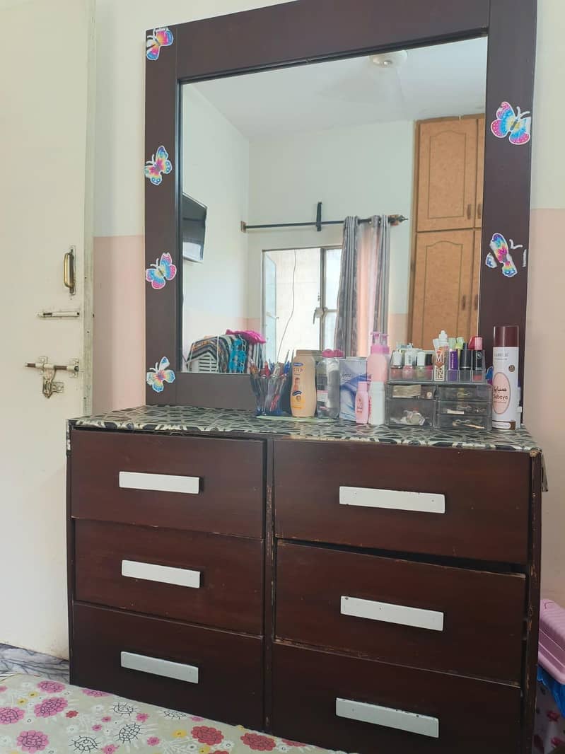 Bed & Dressing Table 2