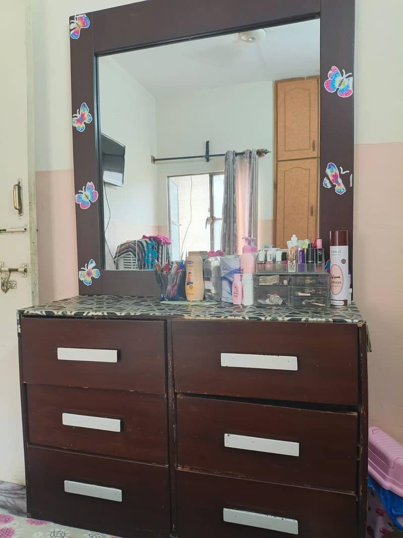 Bed & Dressing Table 3