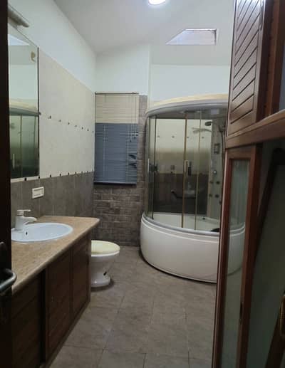 FOR SALE: SPACIOUS 500 SQ YD 2+3 BEDROOM BUNGALOW DHA PHASE 8, KARACHI