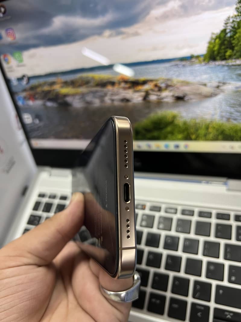 Apple iPhone 16 Pro Max 4