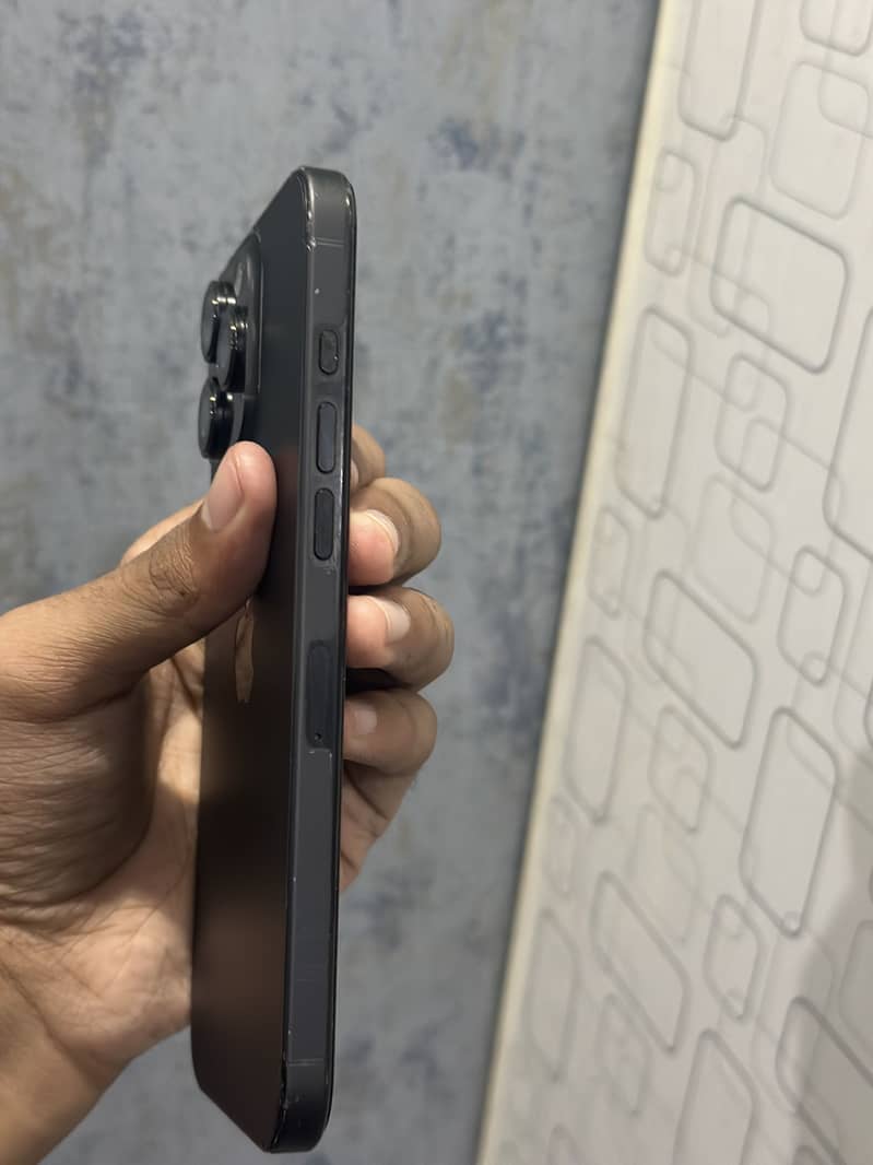 Apple iPhone 16 Pro Max 1
