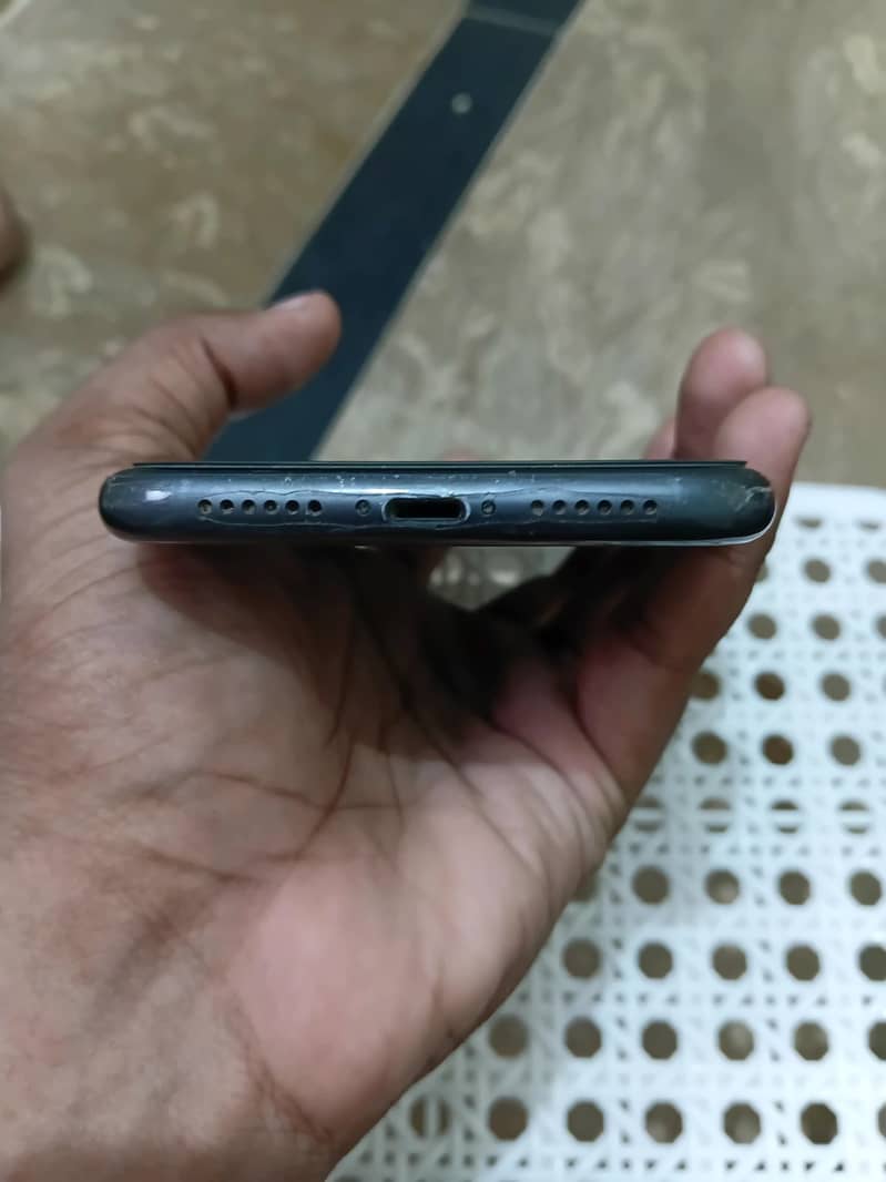 Apple iPhone 11 4