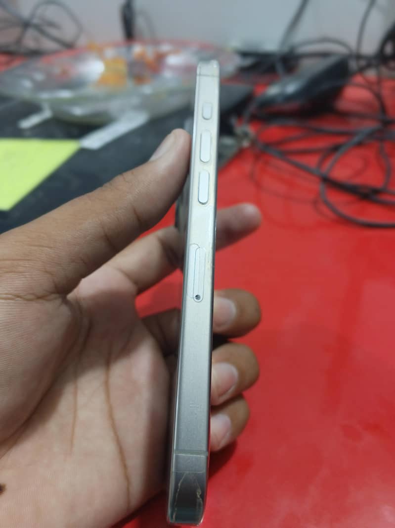 Apple iPhone 15 Pro 4