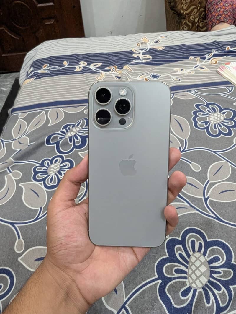 Apple iPhone 15 Pro Max 4