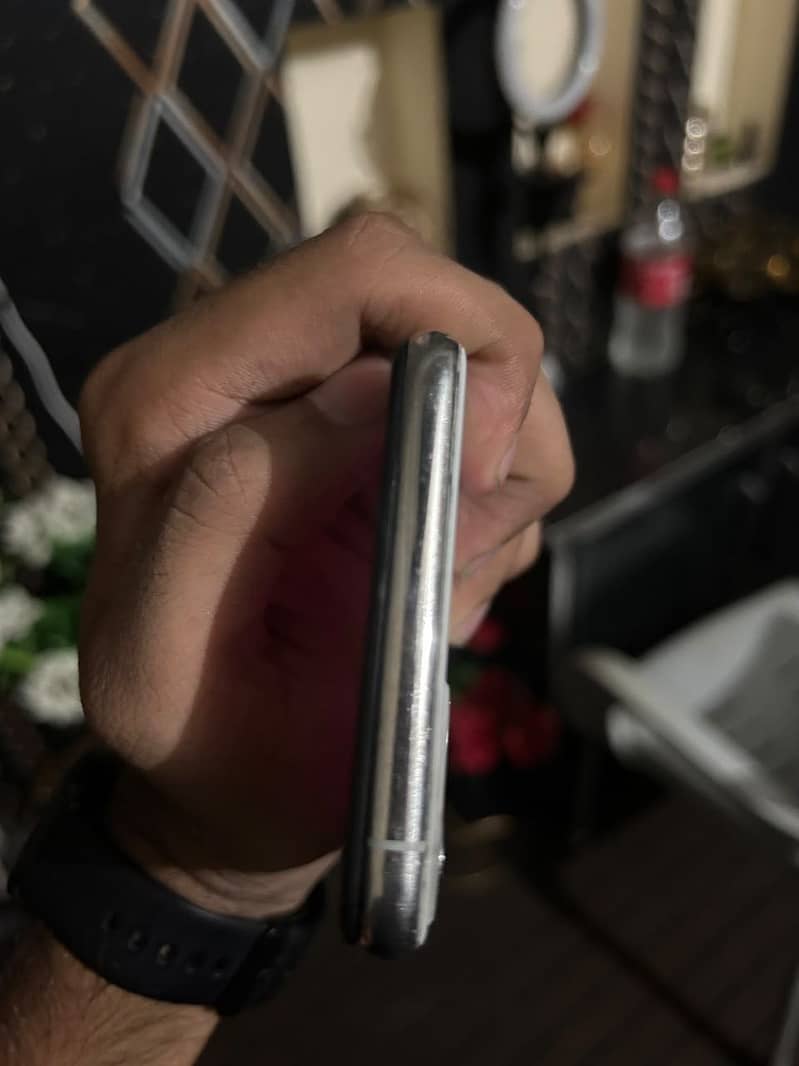 Apple iPhone 11 Pro Max 4
