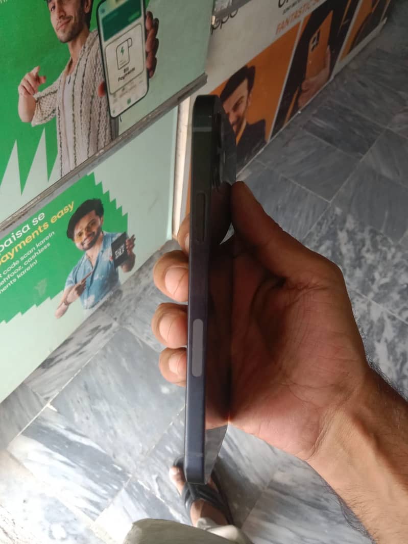 Apple iPhone 12 4