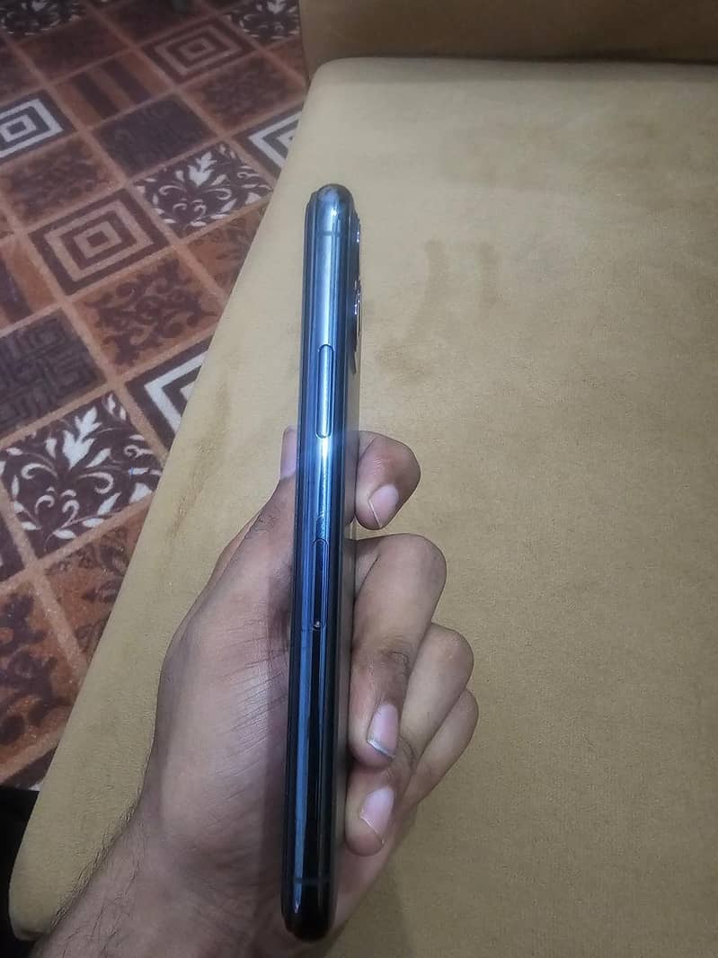 Apple iPhone 11 Pro 4