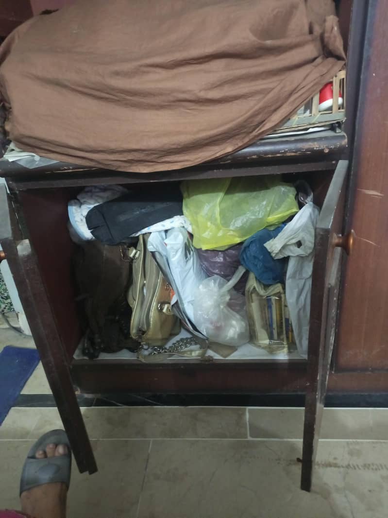 Dressing table with divider 1