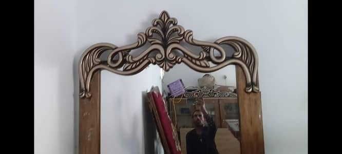 بیڈ کی بیک سائڈ 2عدد سائڈ ٹیبل اور ڈریسینگ ٹیبل 2عدد میڑ