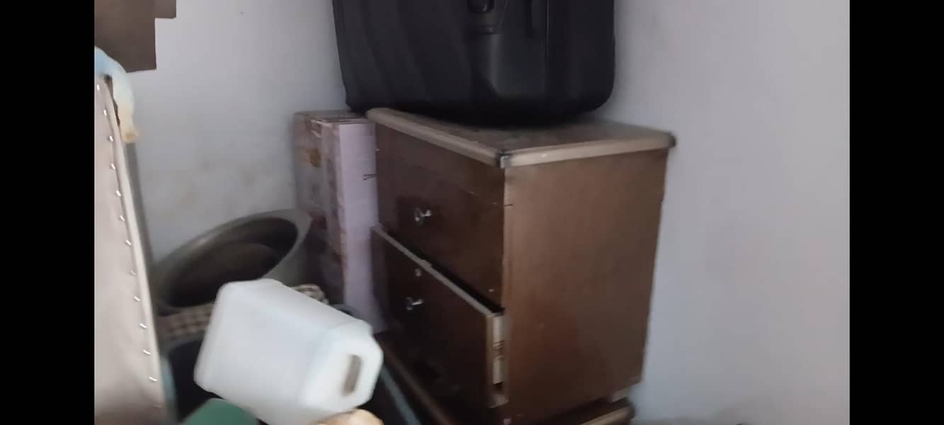 بیڈ کی بیک سائڈ 2عدد سائڈ ٹیبل اور ڈریسینگ ٹیبل 2عدد میڑ 1