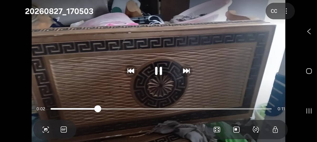 بیڈ کی بیک سائڈ 2عدد سائڈ ٹیبل اور ڈریسینگ ٹیبل 2عدد میڑ 2