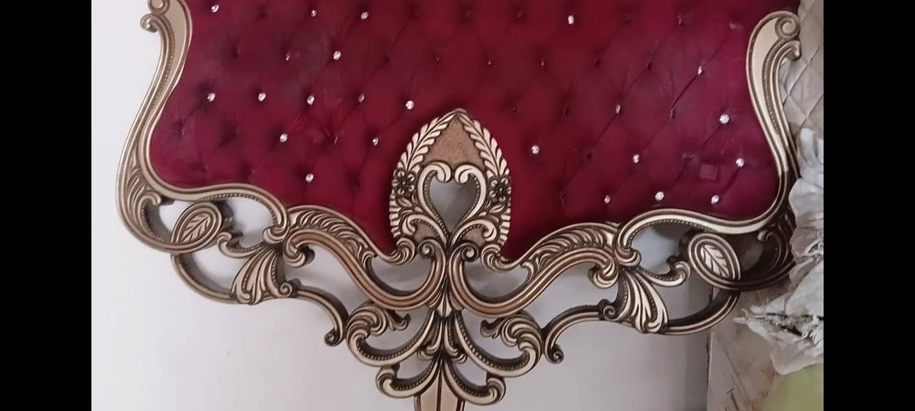 بیڈ کی بیک سائڈ 2عدد سائڈ ٹیبل اور ڈریسینگ ٹیبل 2عدد میڑ 3