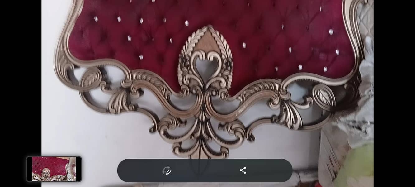 بیڈ کی بیک سائڈ 2عدد سائڈ ٹیبل اور ڈریسینگ ٹیبل 2عدد میڑ 4
