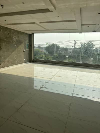 BRAND NEW OFFICE/HALL, M/F WASHROOMS, KITCHEN, VAST PARKING, VERY HOT LOCATION