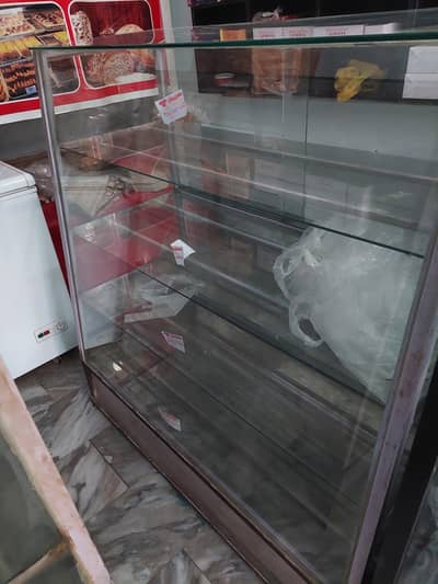 bakery counter 4×4  fit  2 hain good condition