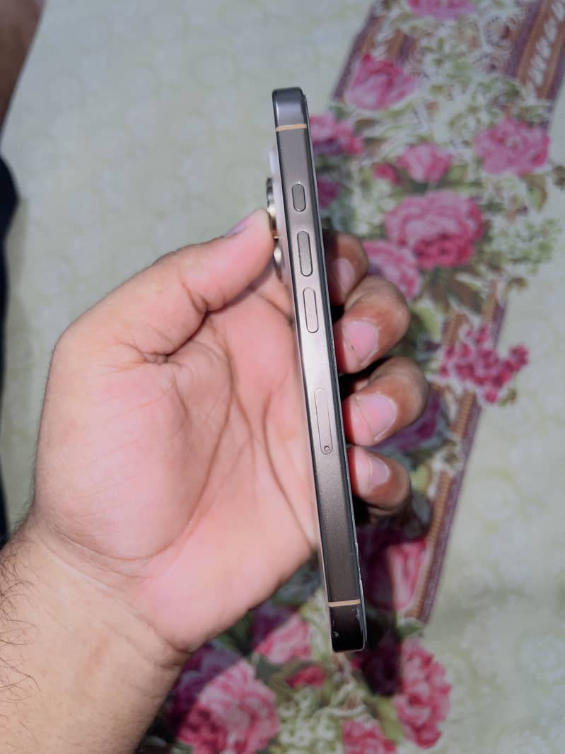 Apple iPhone 16 Pro 2