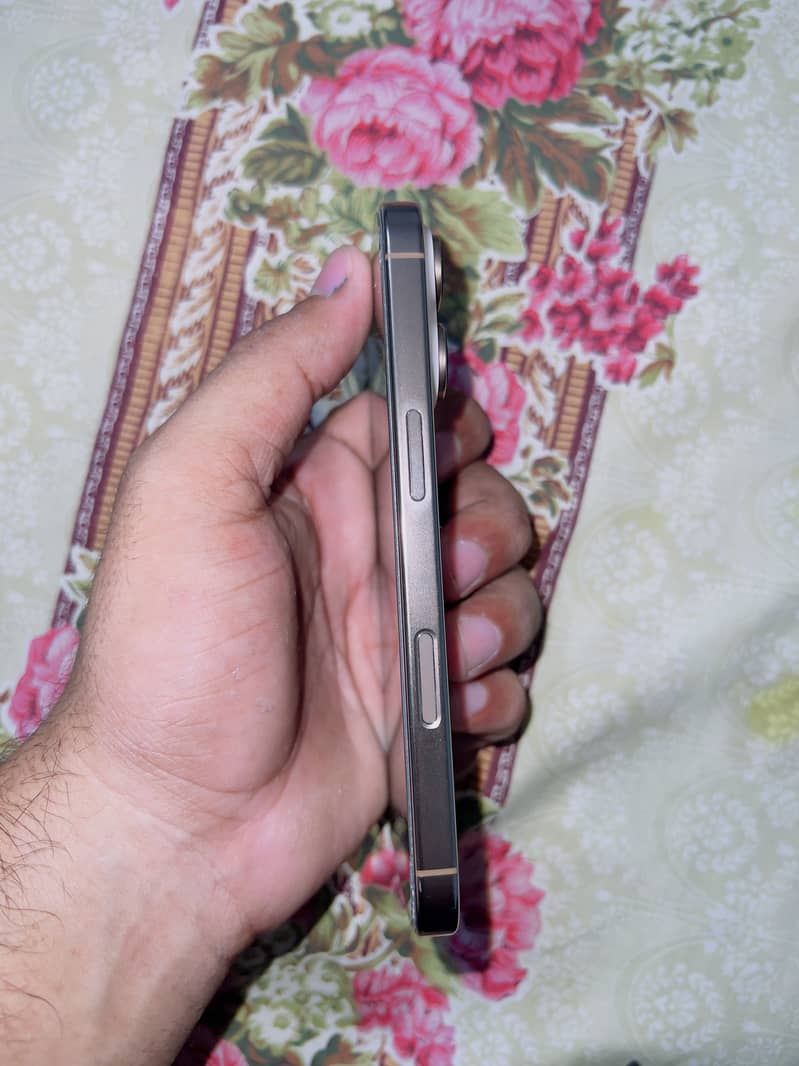 Apple iPhone 16 Pro 3
