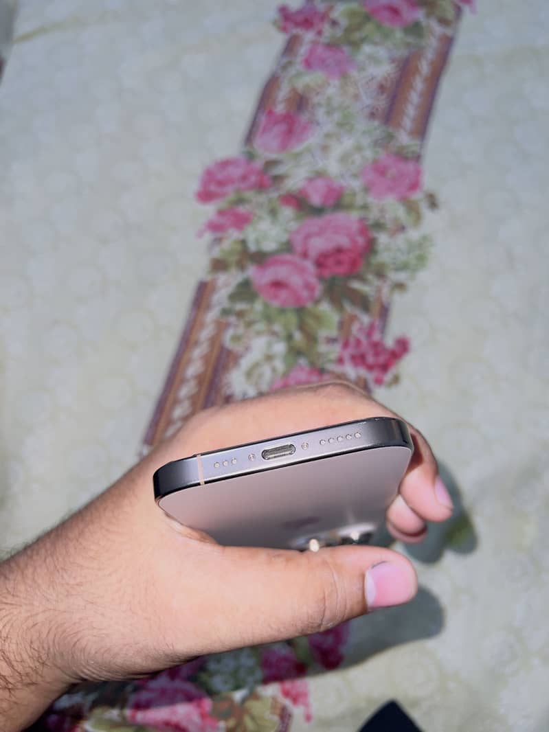 Apple iPhone 16 Pro 4