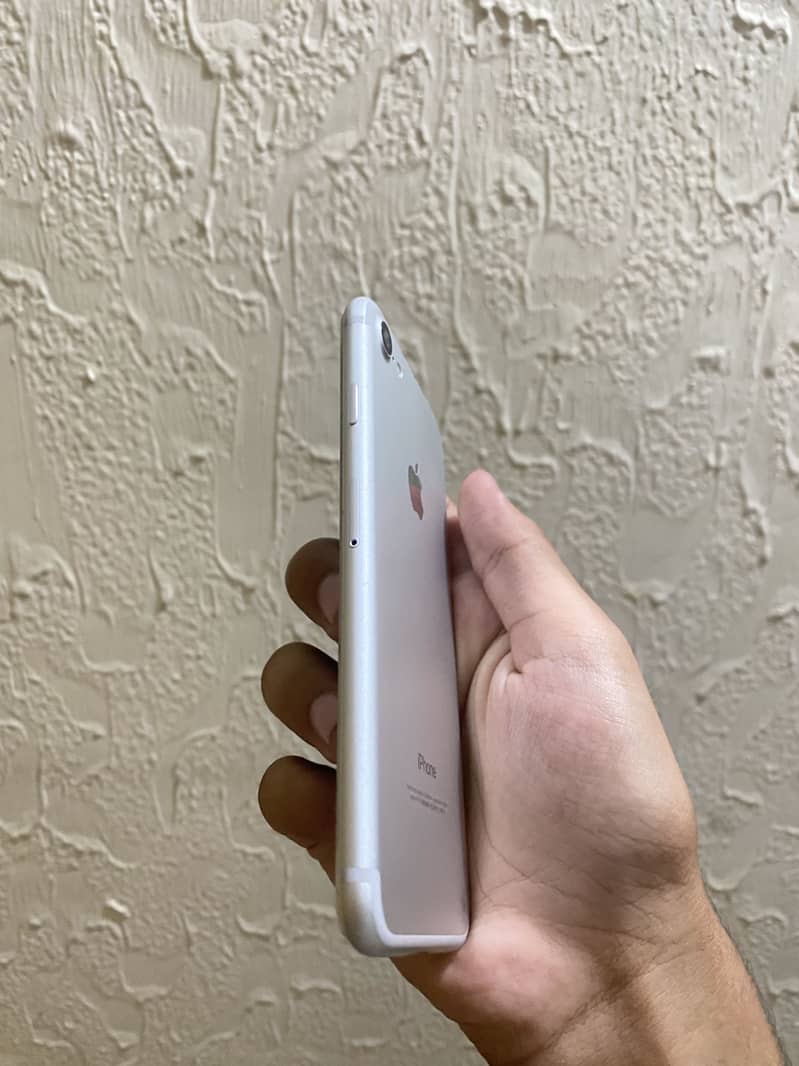 Apple iPhone 7 3