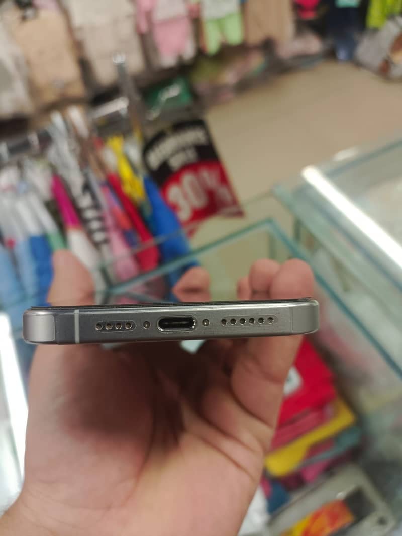 Apple iPhone 15 Pro Max 4