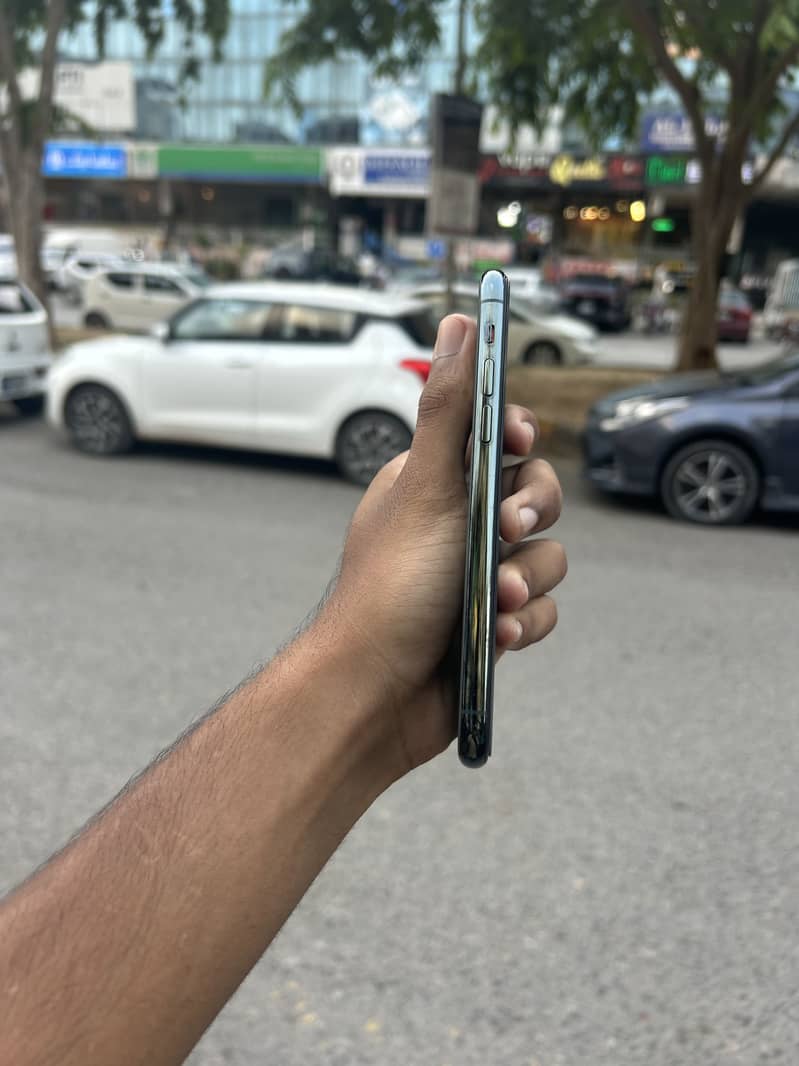 Apple iPhone 11 Pro 2