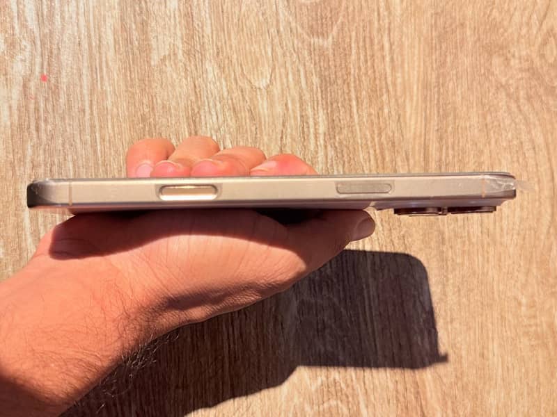 Apple iPhone 16 Pro Max 0