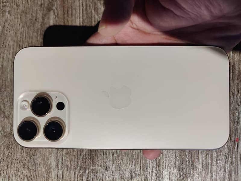 Apple iPhone 16 Pro Max 1