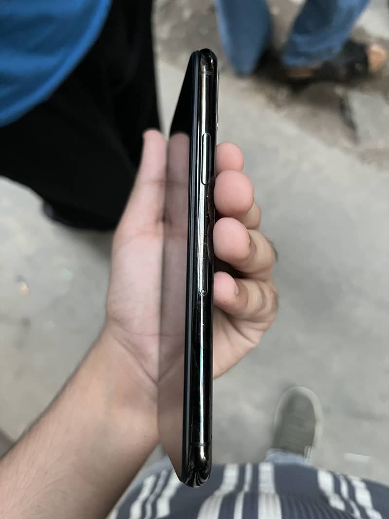Apple iPhone 11 Pro 4