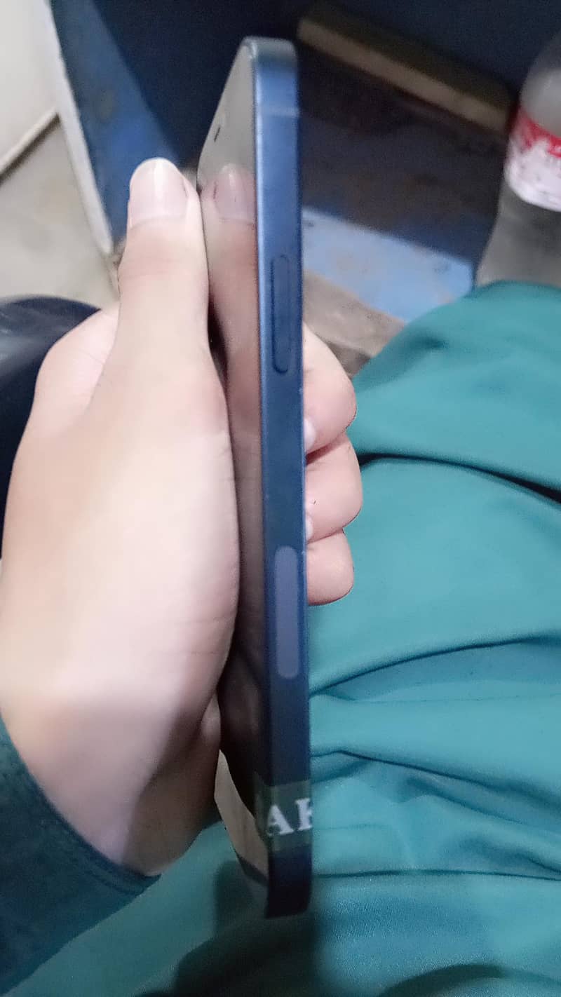 Apple iPhone 12 4