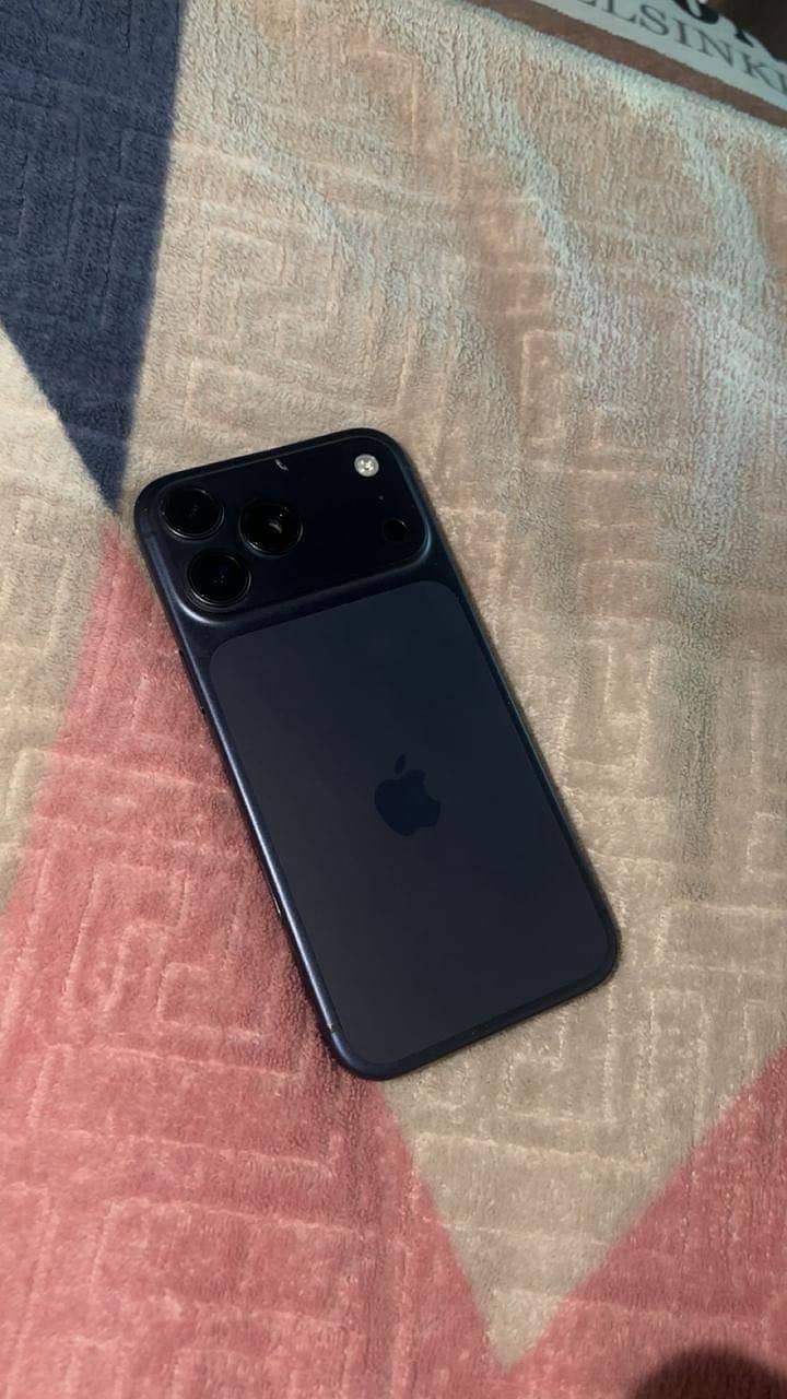 Apple iPhone 17 Pro Max 1