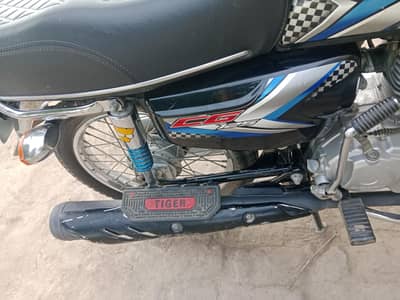 honda 125 bilkul fresh look ha. one hand use and original .