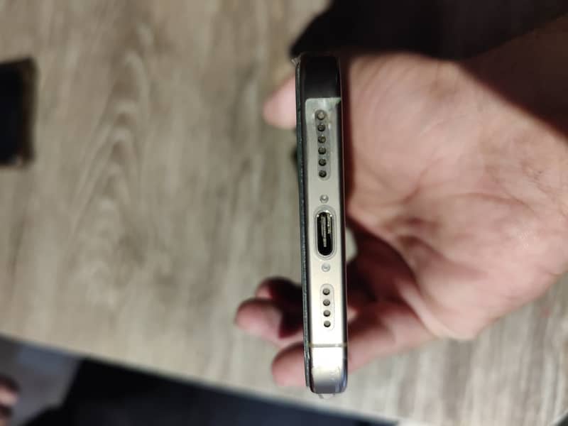 Apple iPhone 16 Pro Max 3