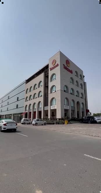 ESTATE 4U PROUDLY OFFERS: 16-MARLA BUILDING WITH 5 STOREYS IS AVAILABLE IN LAKE CITY DOWNTOWN COMMERCIAL TOP LOCATION NEAR TO TEHZEEB BAKERS AND FRONT OF TIM HORTONS.
