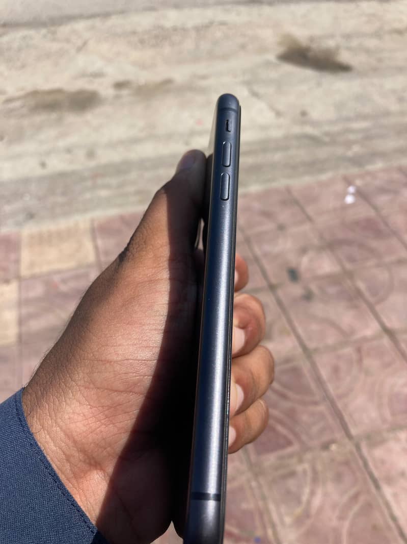 Apple iPhone 11 3