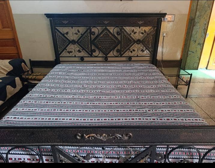 double iron bed 0