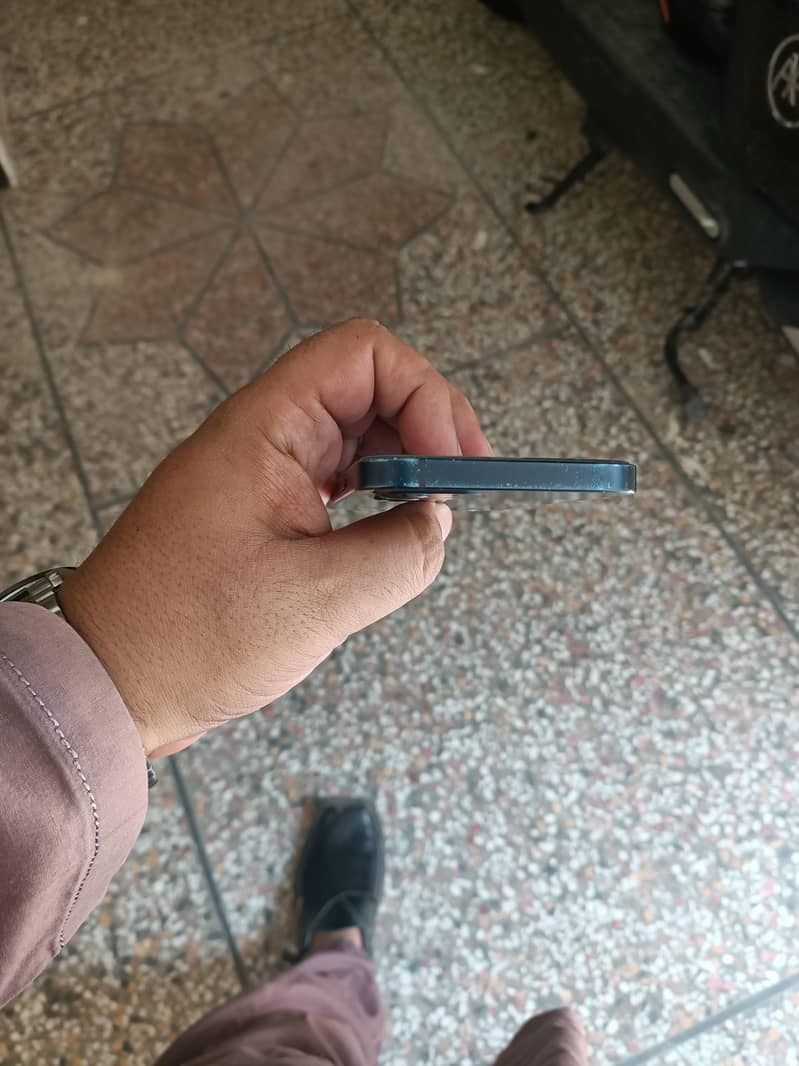 iPhone 12 11