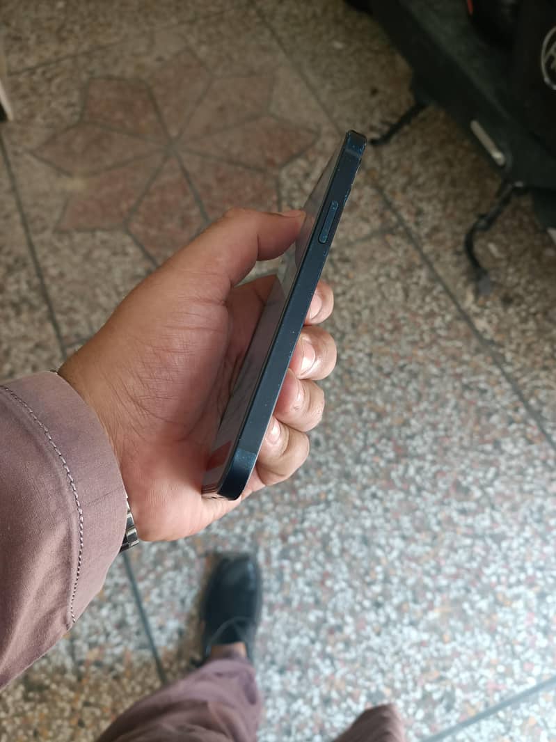 iPhone 12 12