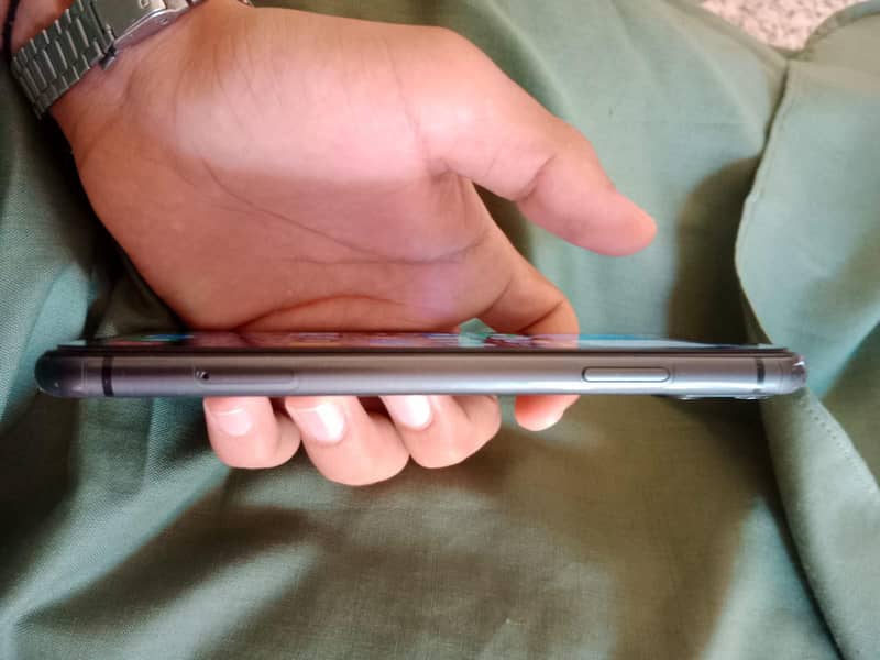 Apple iPhone 11 4