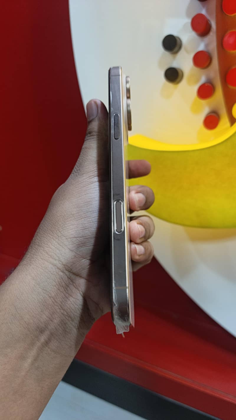 Apple iPhone 16 Pro Max 1