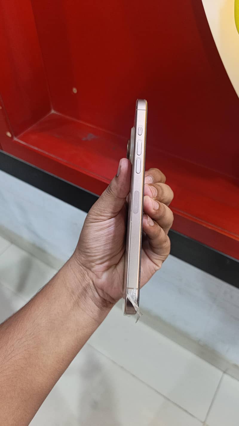Apple iPhone 16 Pro Max 2