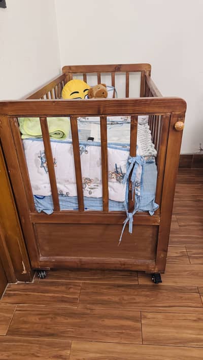 Kids cot and changing station !