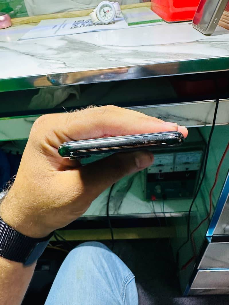 Apple iPhone X 4