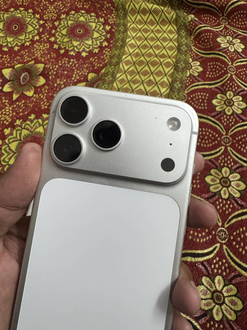 Apple iPhone 17 Pro Max 3